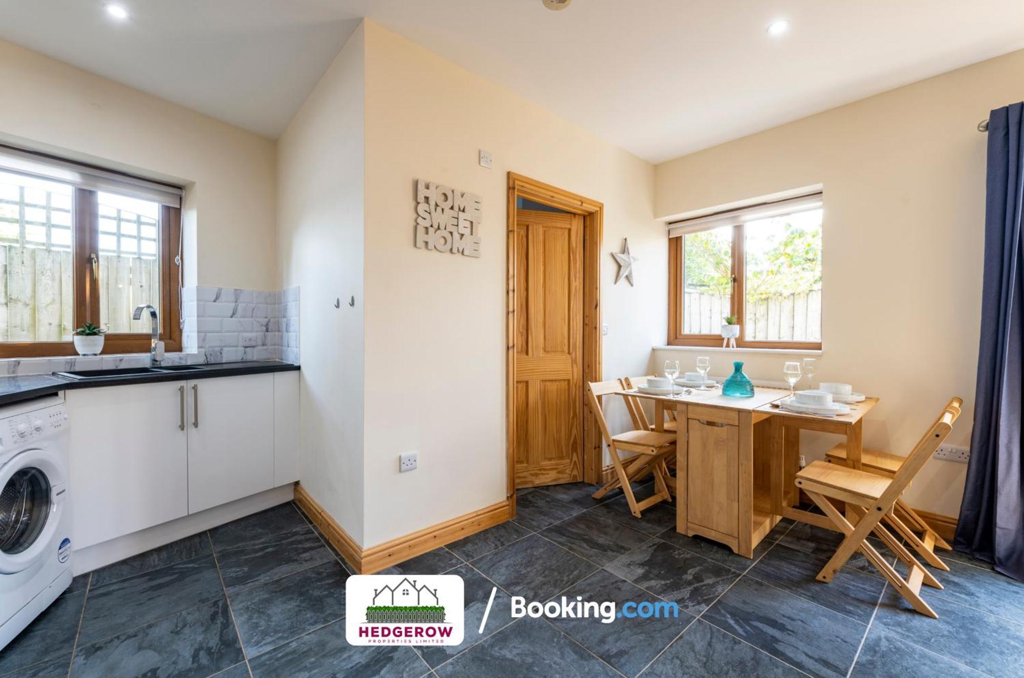 Hedgerow Haven: Spacious 2-bedroom Retreat Holiday home Truro