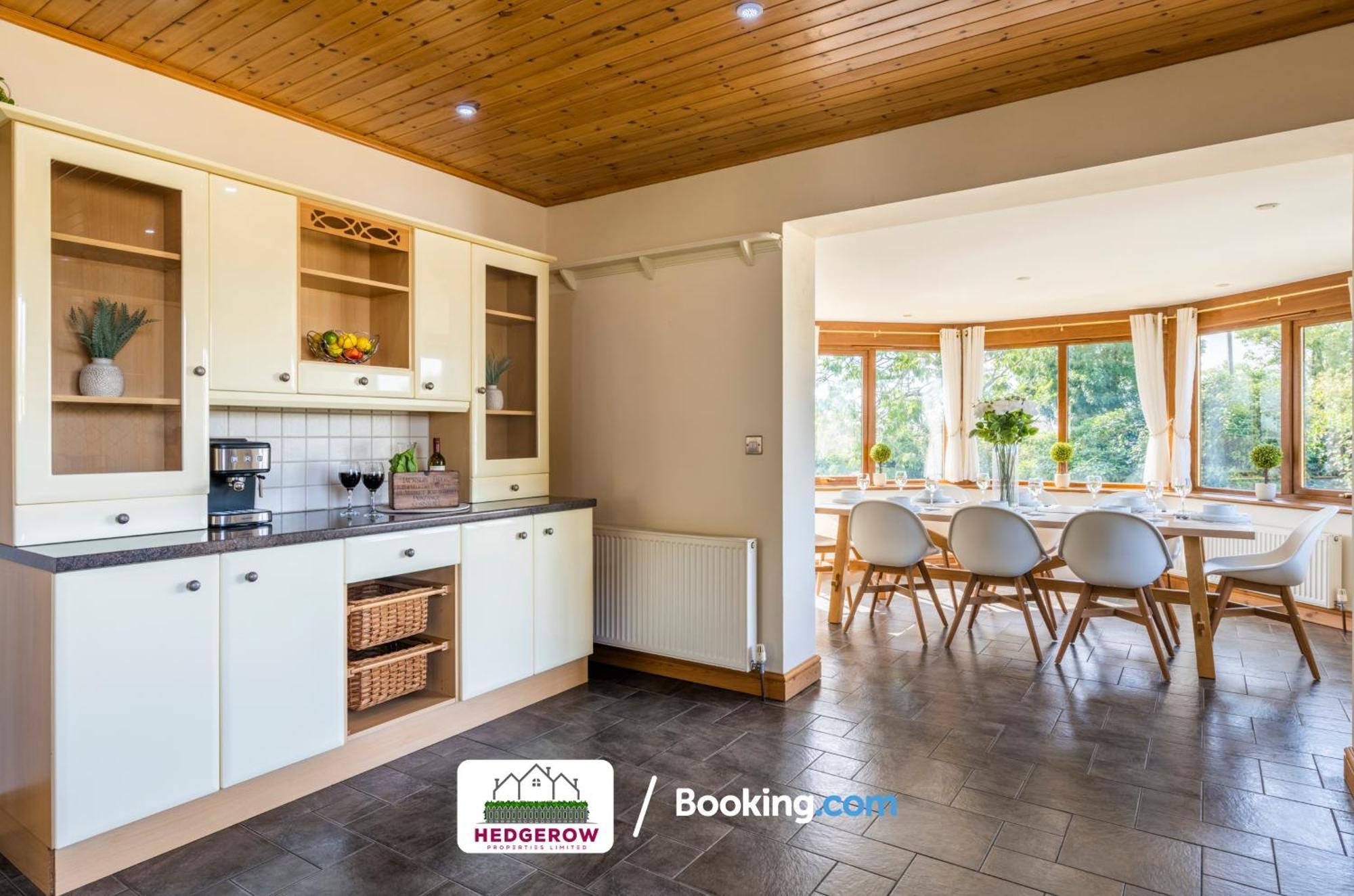 Hedgerow Haven: Spacious 5-bedroom Retreat *