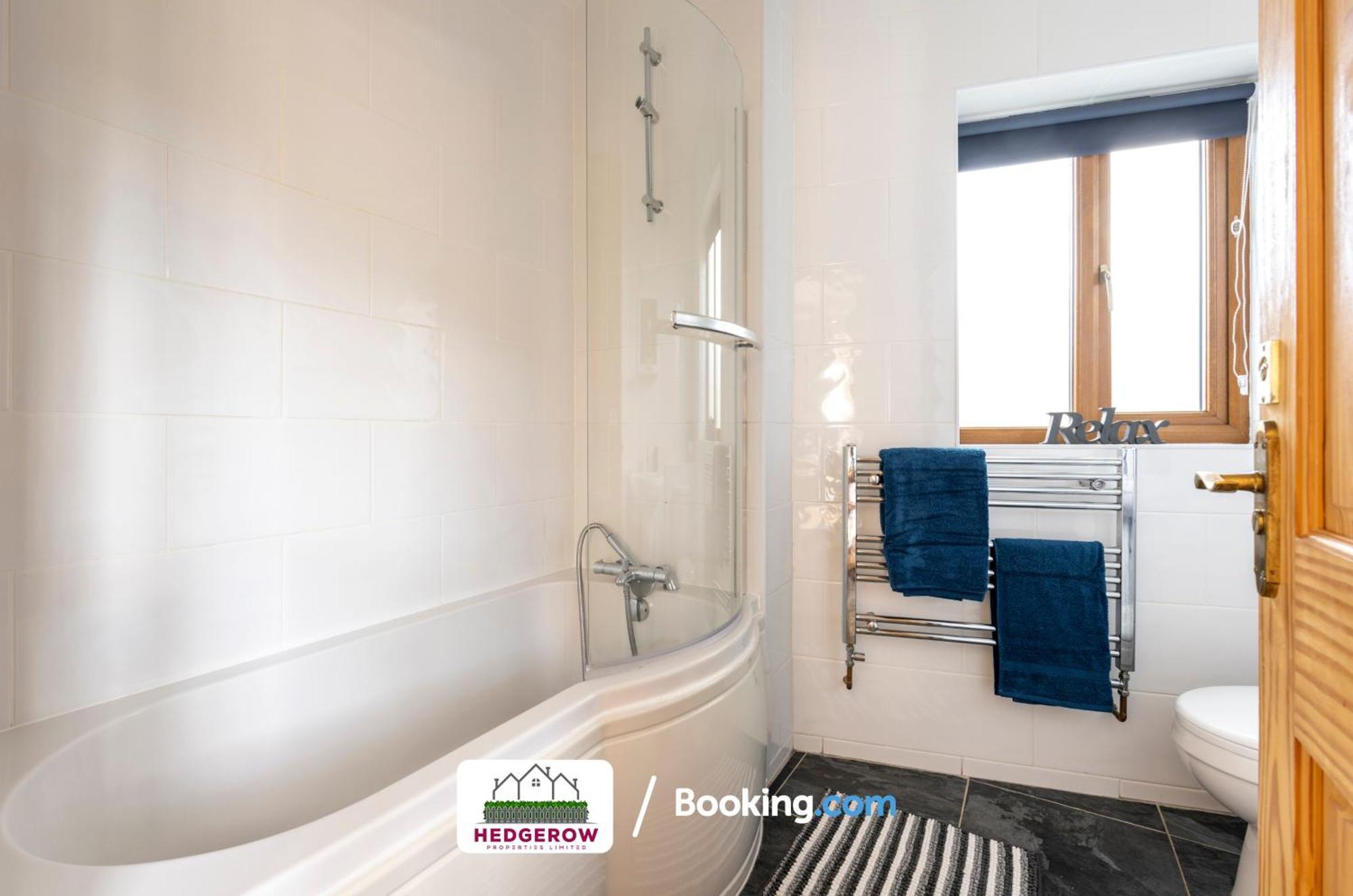 Hedgerow Haven: Spacious 2-bedroom Retreat Holiday home *