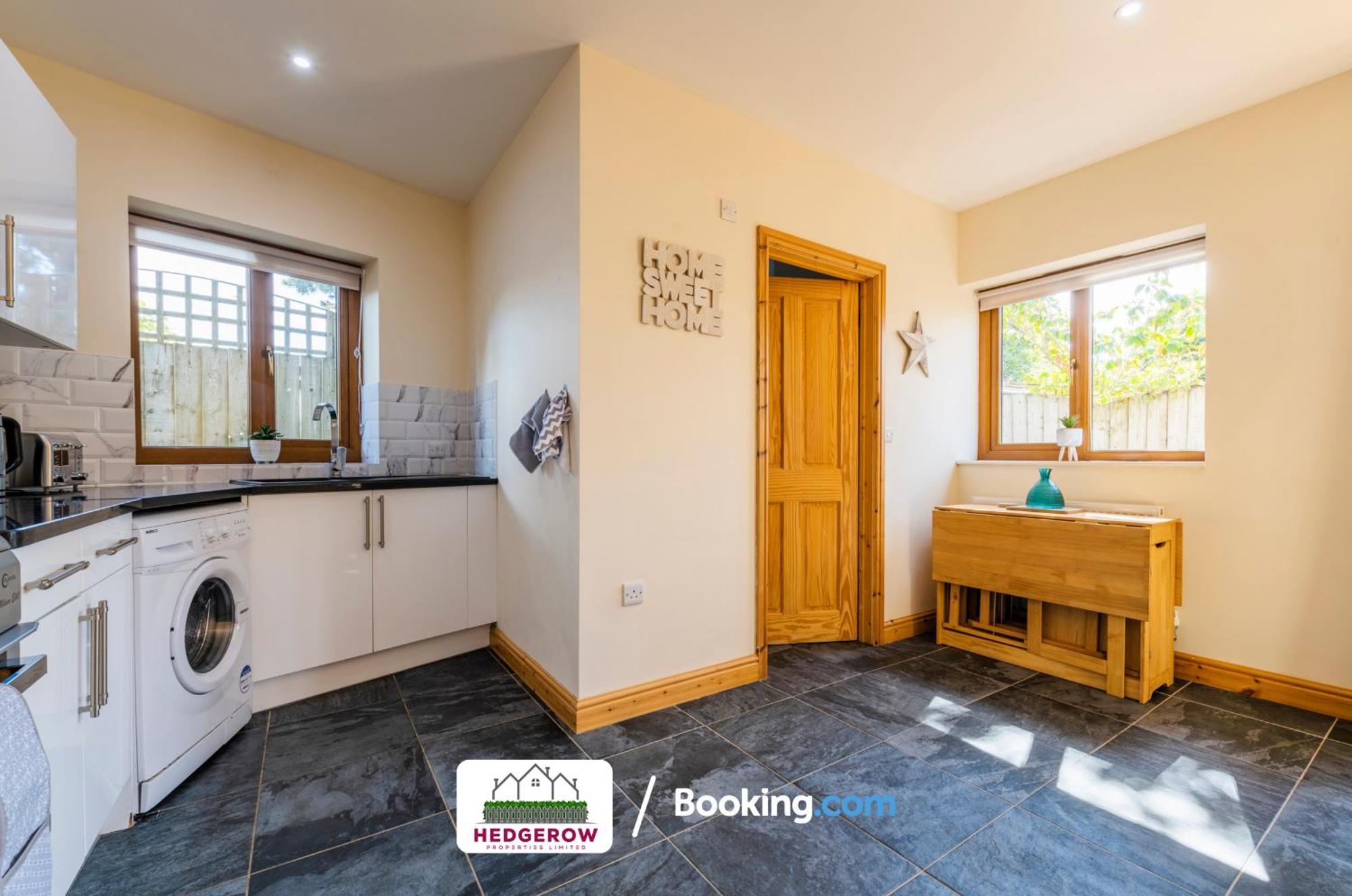 Hedgerow Haven: Spacious 2-bedroom Retreat Holiday home Truro
