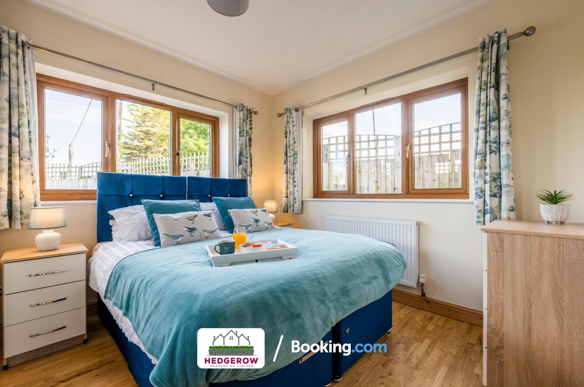 Hedgerow Haven: Spacious 2-bedroom Retreat Holiday home *