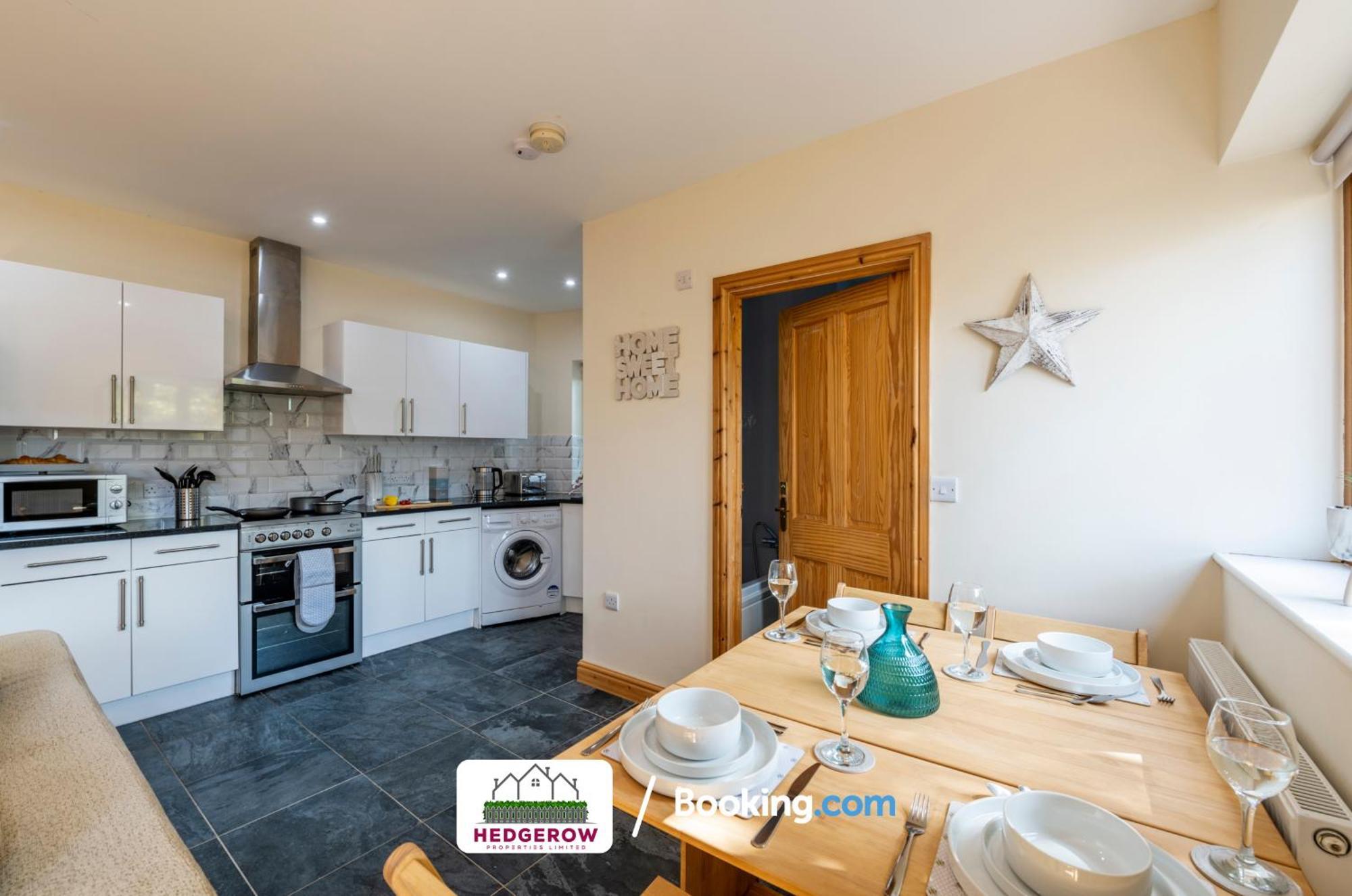 Hedgerow Haven: Spacious 2-bedroom Retreat Holiday home Truro