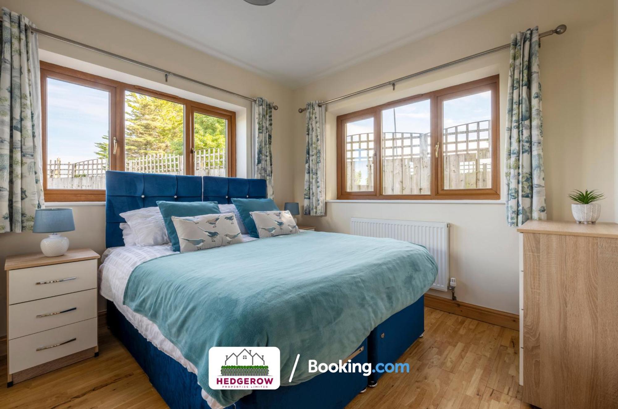 Hedgerow Haven: Spacious 2-bedroom Retreat *