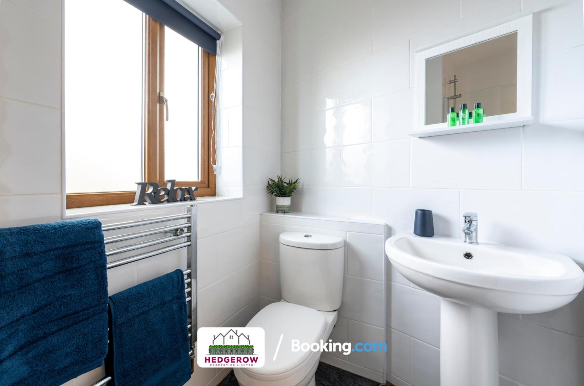 Hedgerow Haven: Spacious 2-bedroom Retreat Truro