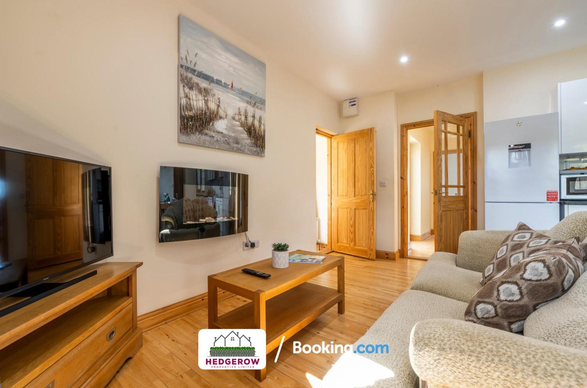 Hedgerow Haven: Spacious 2-bedroom Retreat Holiday home