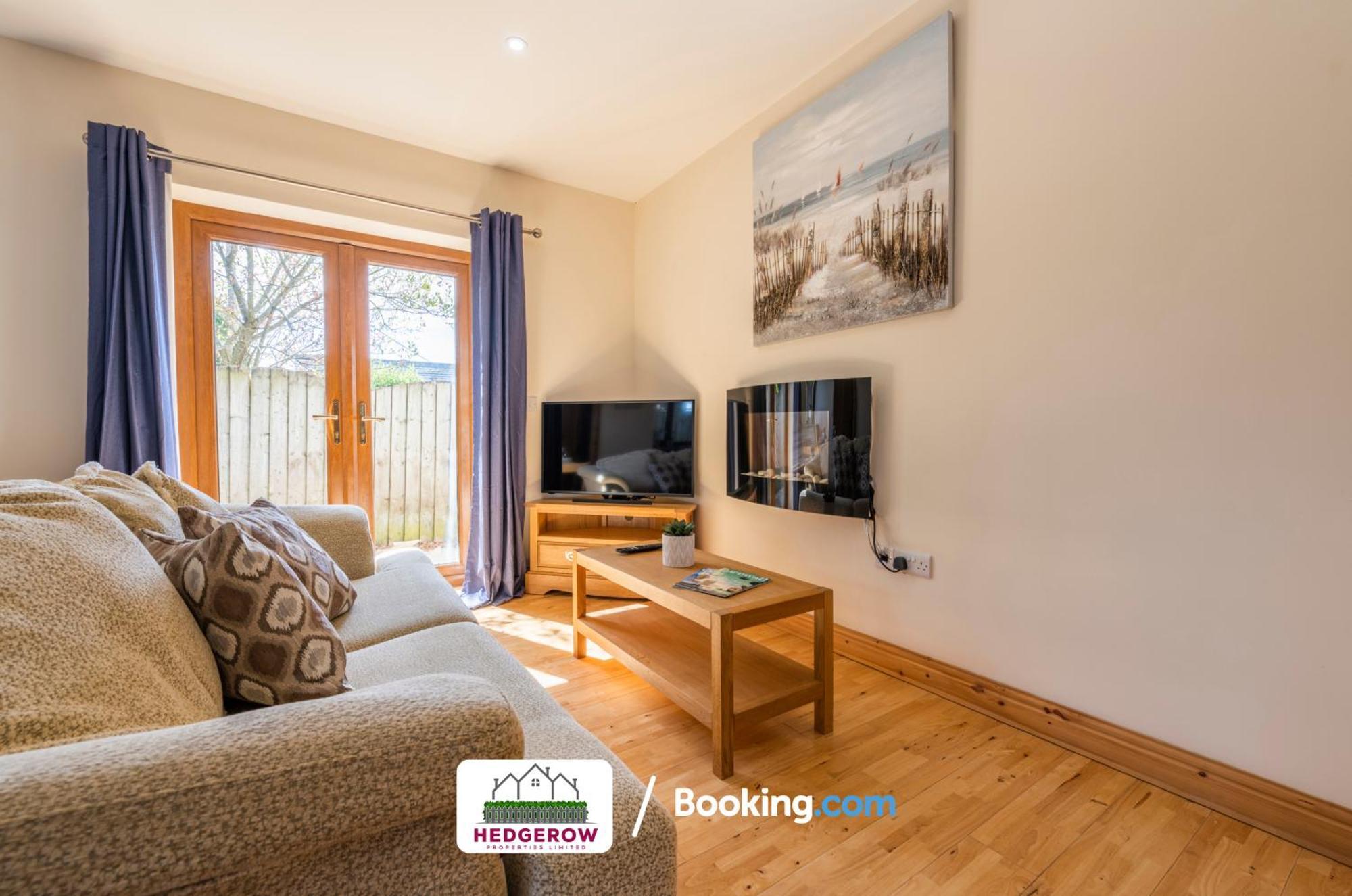 Hedgerow Haven: Spacious 2-bedroom Retreat *