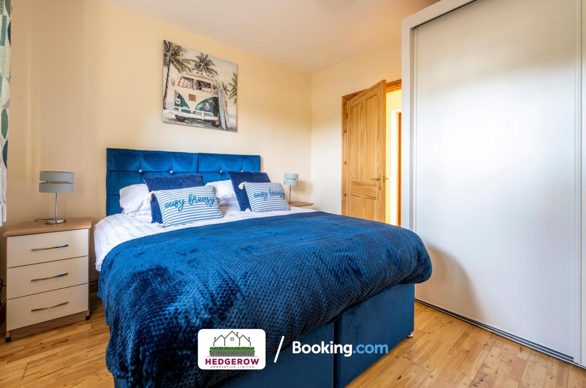 Hedgerow Haven: Spacious 2-bedroom Retreat *
