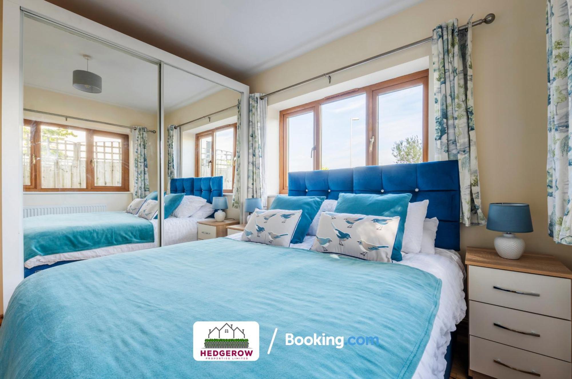 Hedgerow Haven: Spacious 2-bedroom Retreat Holiday home Truro