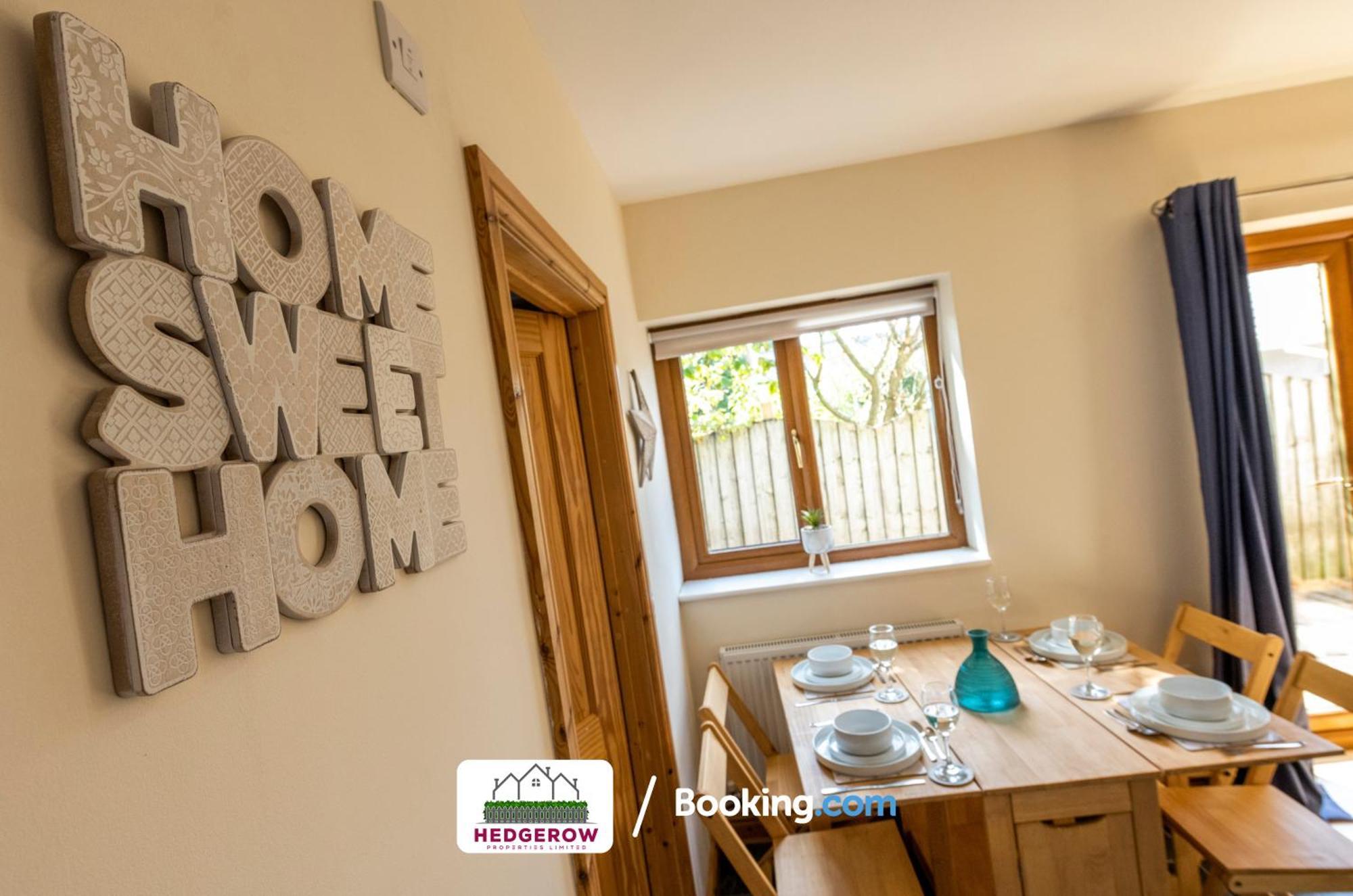 Hedgerow Haven: Spacious 2-bedroom Retreat *
