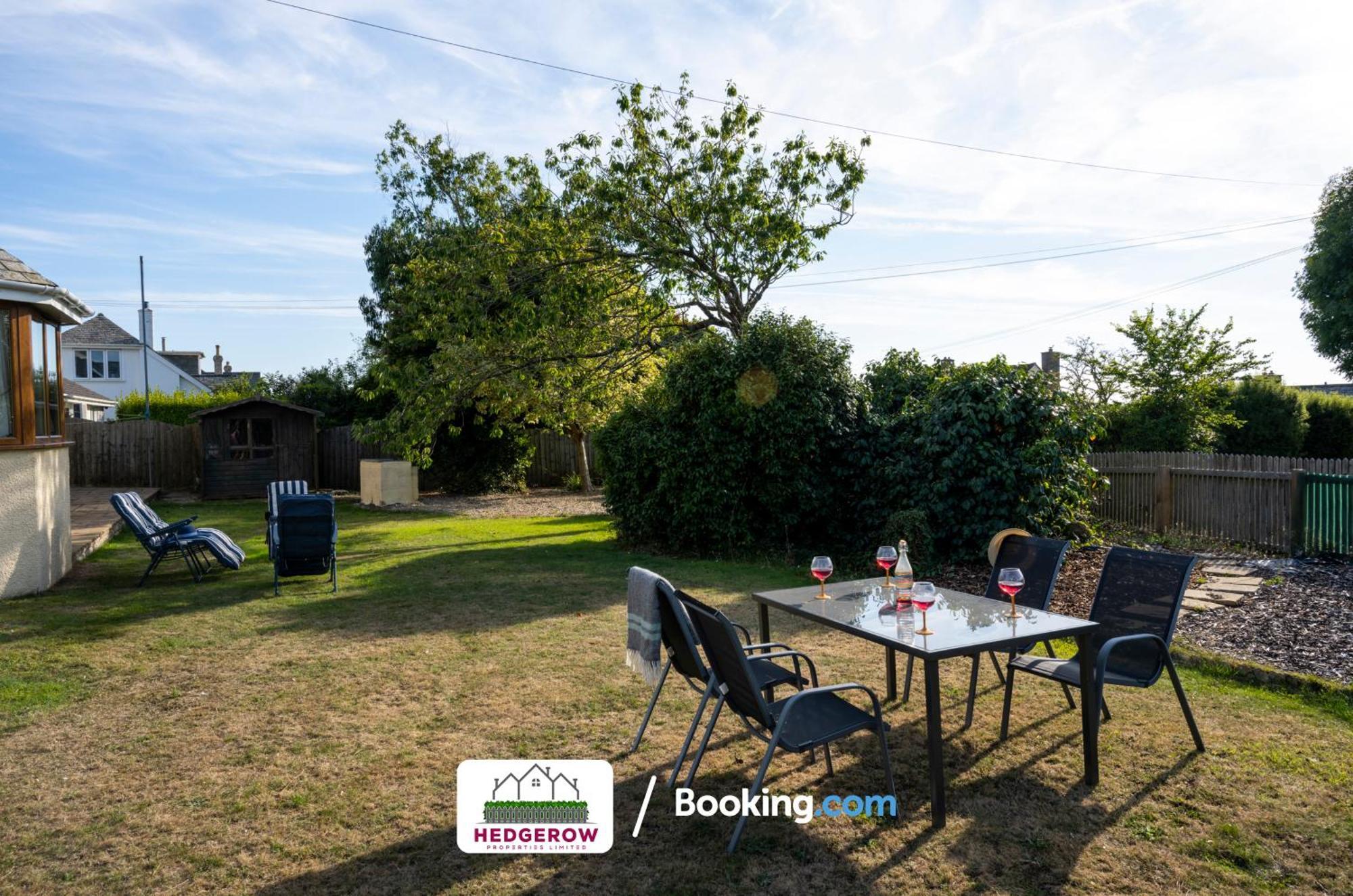 Hedgerow Haven: Spacious 2-bedroom Retreat