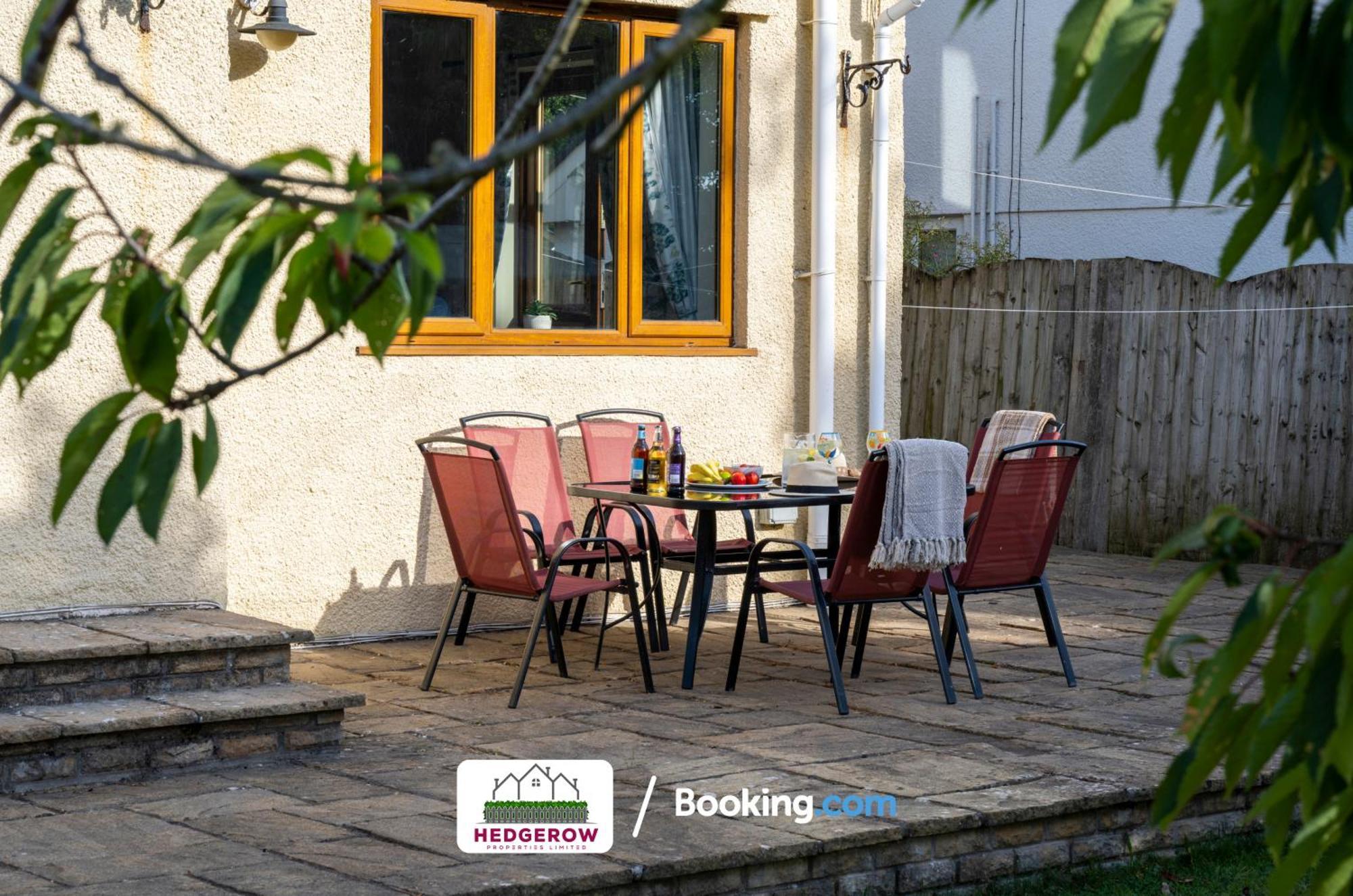 Hedgerow Haven: Spacious 2-bedroom Retreat Holiday home *