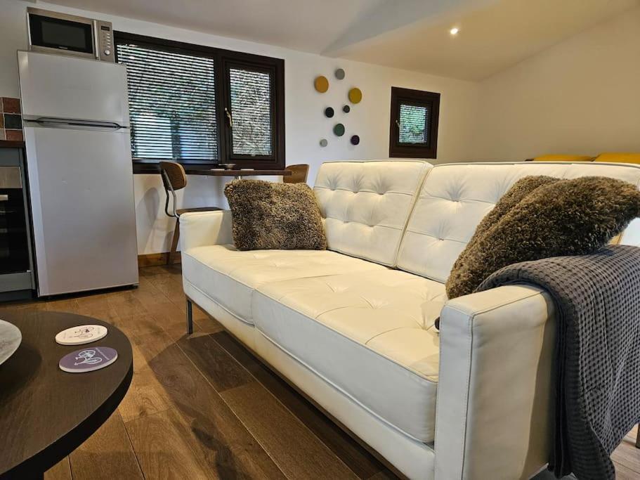 Treetops Lodge, Private Parking & Garden