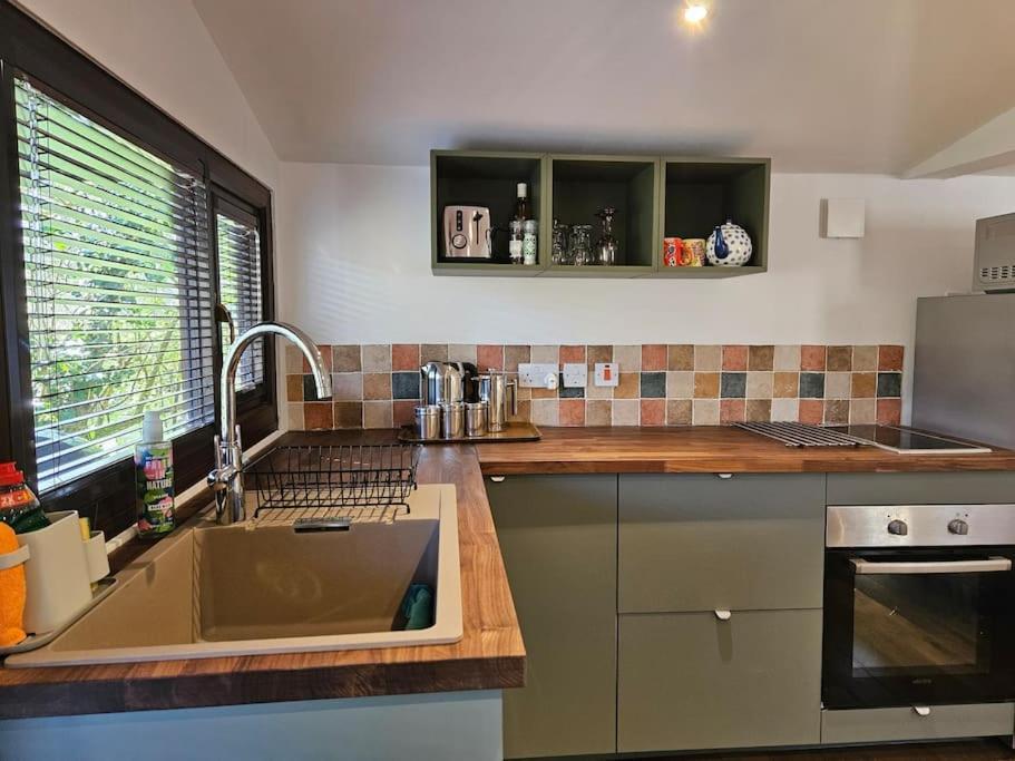 Holiday home Treetops Lodge, Private Parking & Garden *