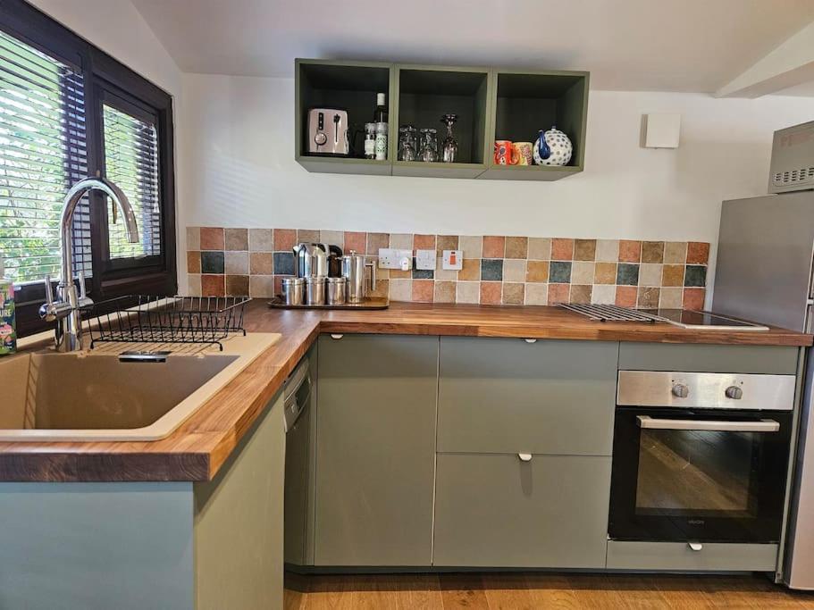 Treetops Lodge, Private Parking & Garden