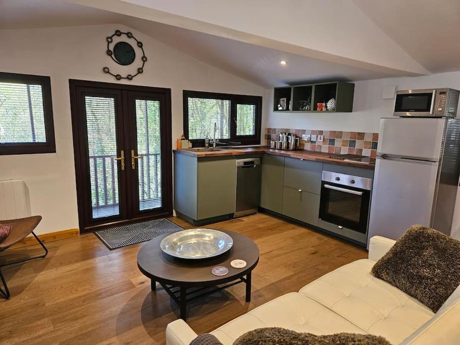 Treetops Lodge, Private Parking & Garden Holiday home *