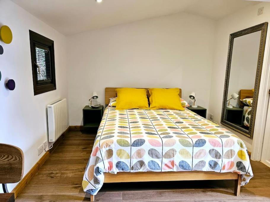 Holiday home Treetops Lodge, Private Parking & Garden