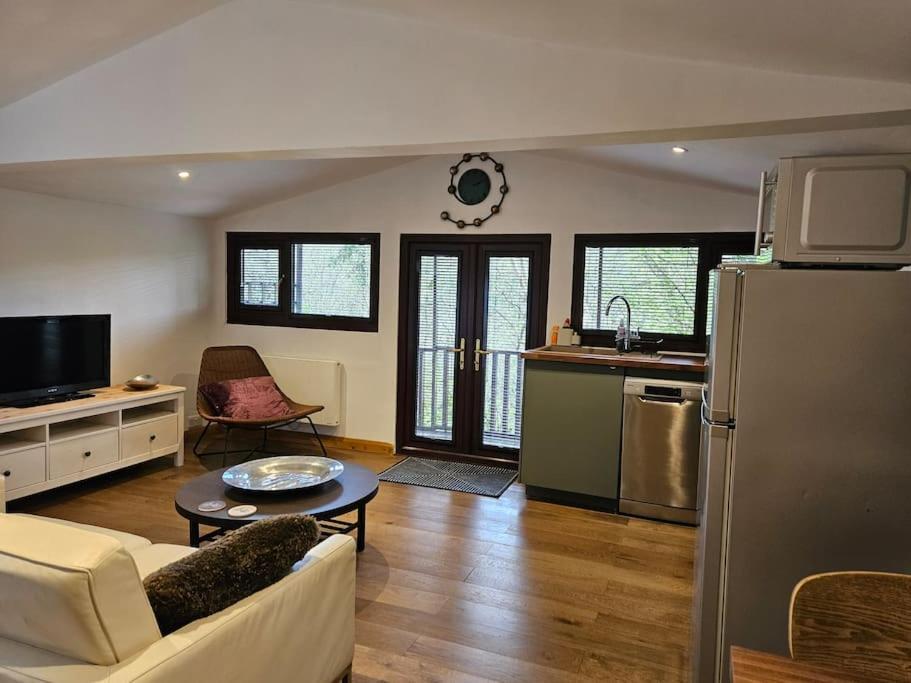 Treetops Lodge, Private Parking & Garden