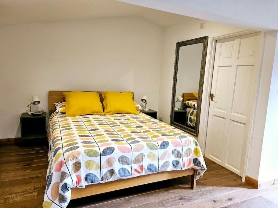 Treetops Lodge, Private Parking & Garden Holiday home Truro