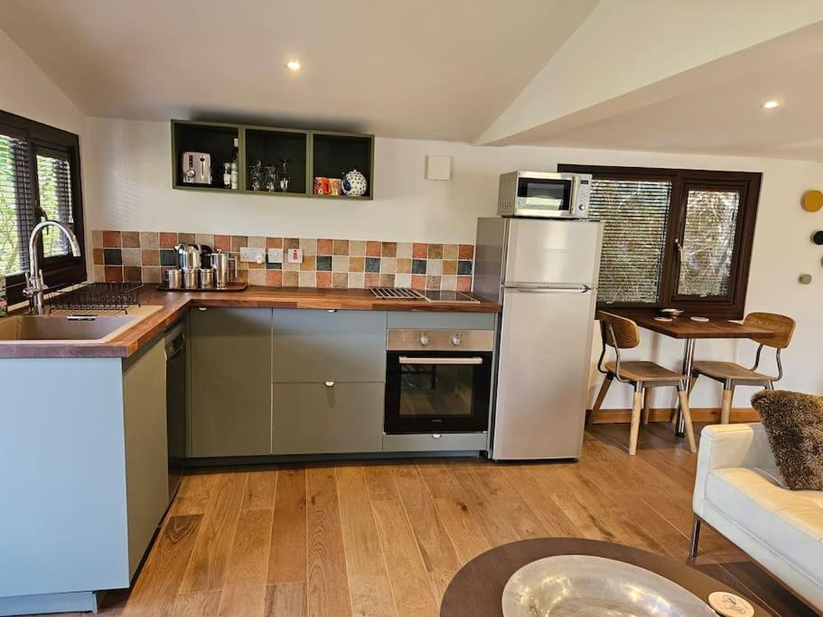 Treetops Lodge, Private Parking & Garden Holiday home