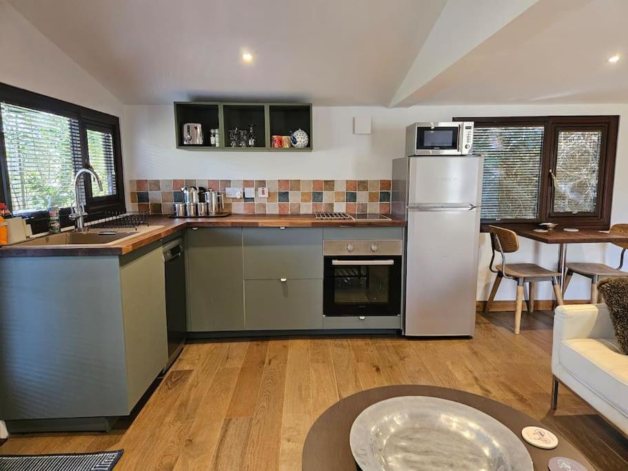 Treetops Lodge, Private Parking & Garden Holiday home *