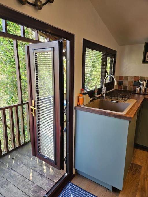 Treetops Lodge, Private Parking & Garden