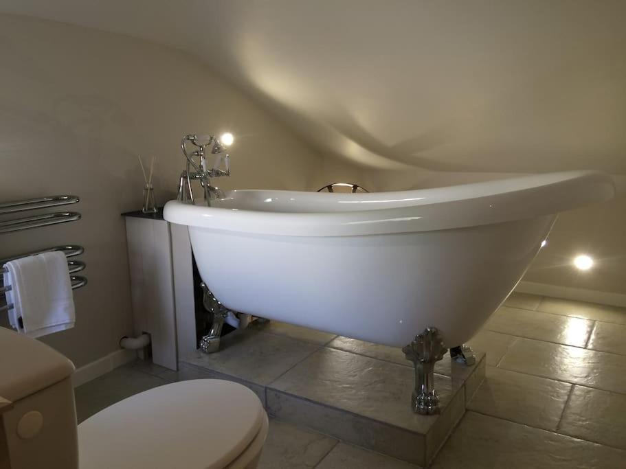 Truck House, Luxury Accommodation, Pet Friendly Country house