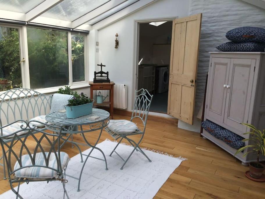 Truck House, Luxury Accommodation, Pet Friendly *
