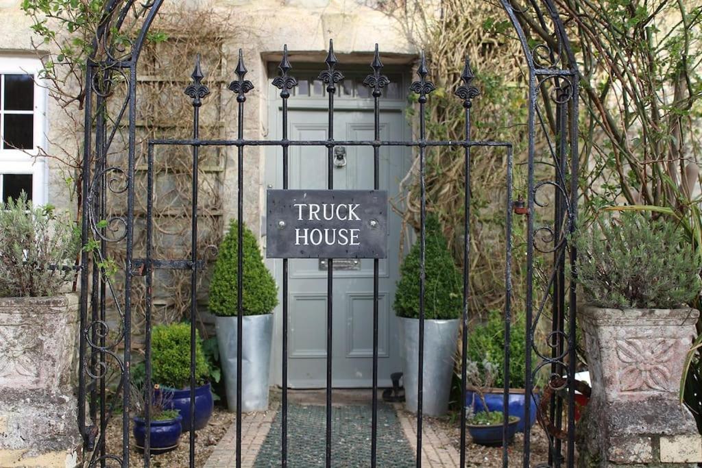 Truck House, Luxury Accommodation, Pet Friendly Country house Truro