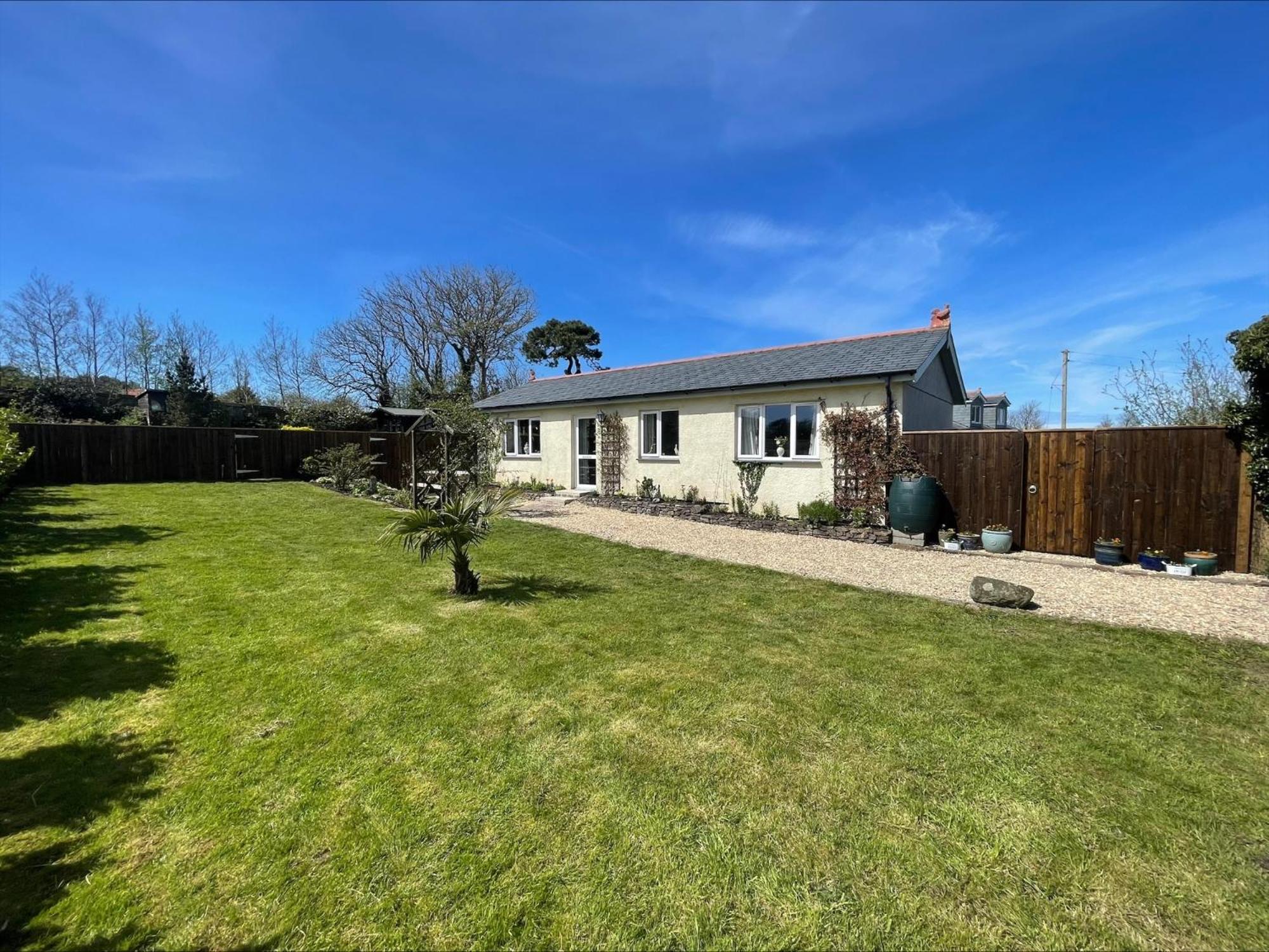 Honeycomb - A Quiet, Charming, Cosy Retreat In The Countryside Only 2 Miles From One Of Cornwall's Beaches *