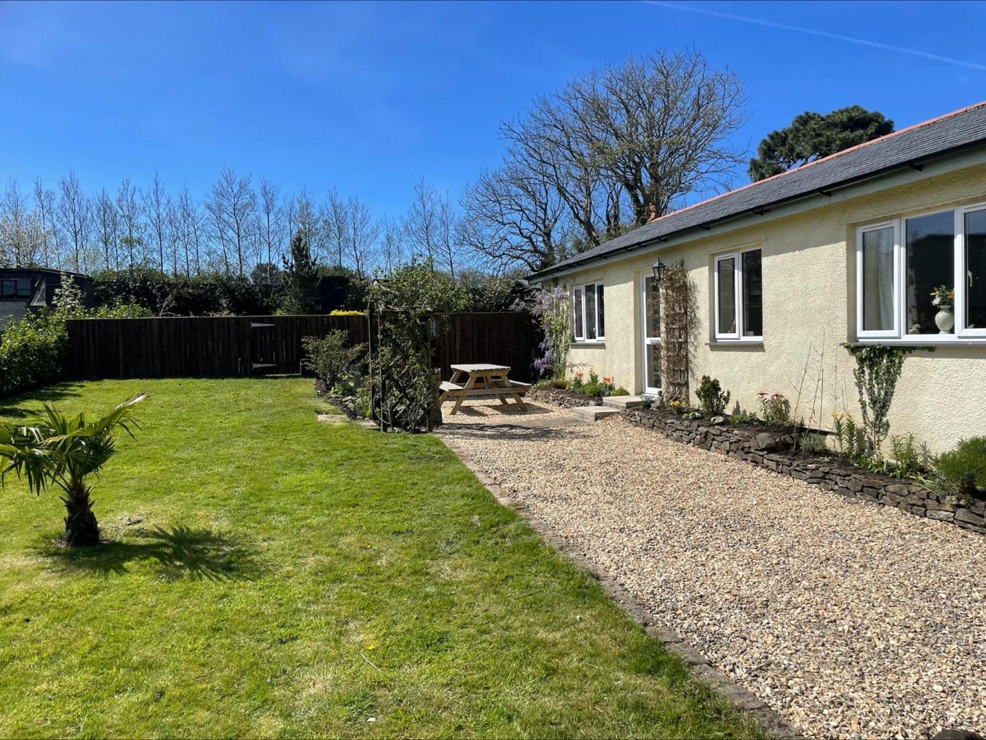 Holiday home Honeycomb - A Quiet, Charming, Cosy Retreat In The Countryside Only 2 Miles From One Of Cornwall's Beaches *