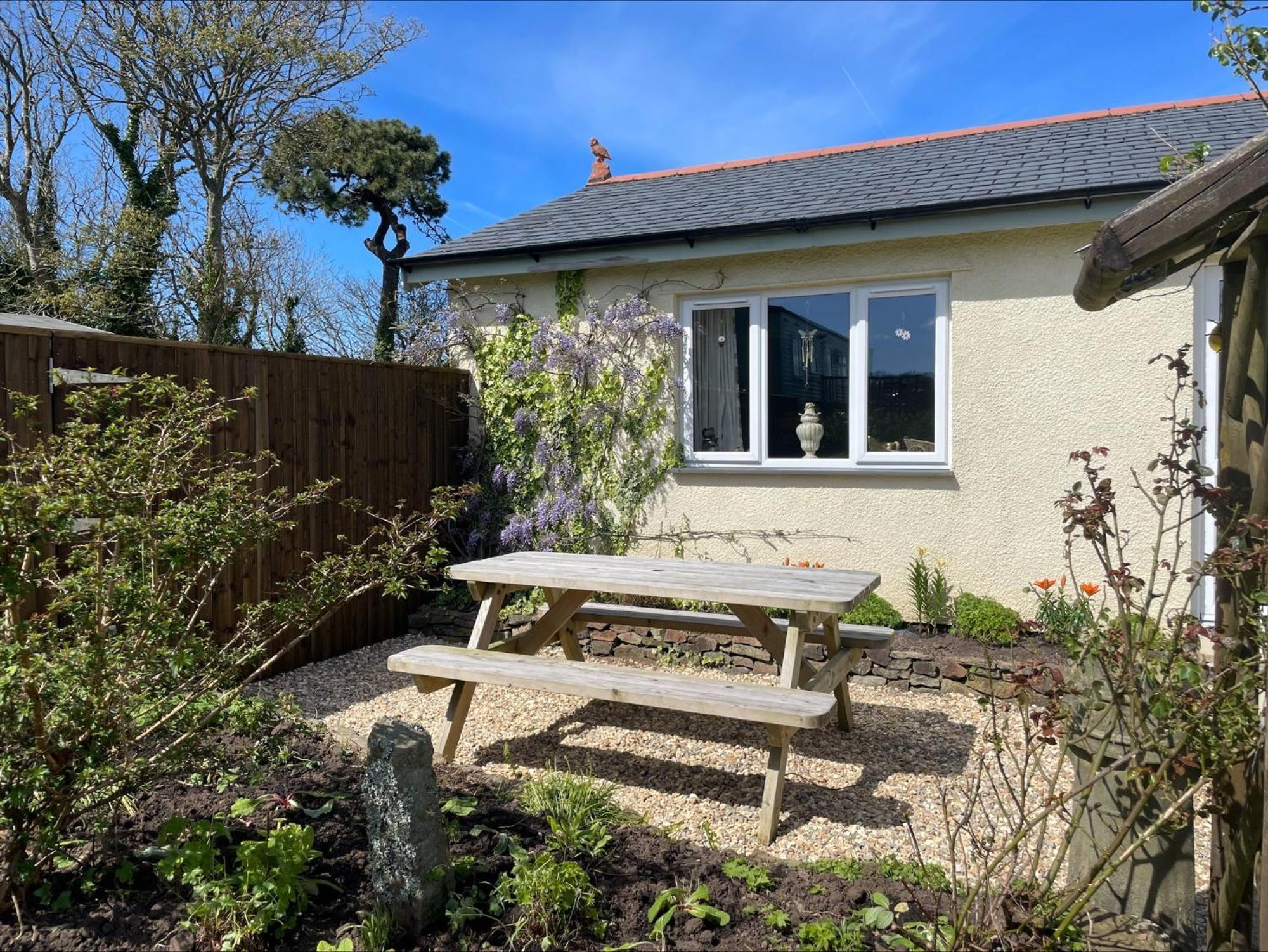 Holiday home Honeycomb - A Quiet, Charming, Cosy Retreat In The Countryside Only 2 Miles From One Of Cornwall's Beaches *