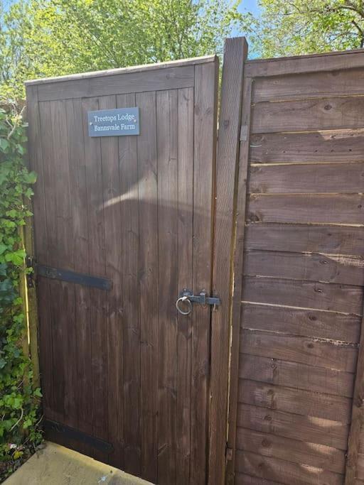 Treetops Lodge, Private Parking & Garden Holiday home