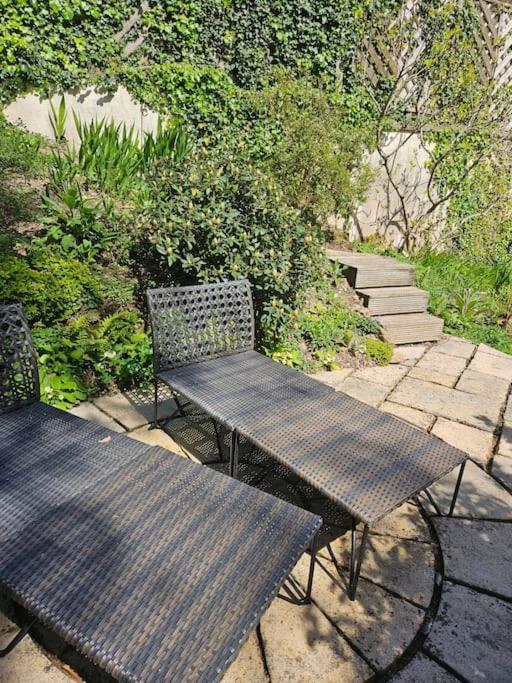 Treetops Lodge, Private Parking & Garden Holiday home *