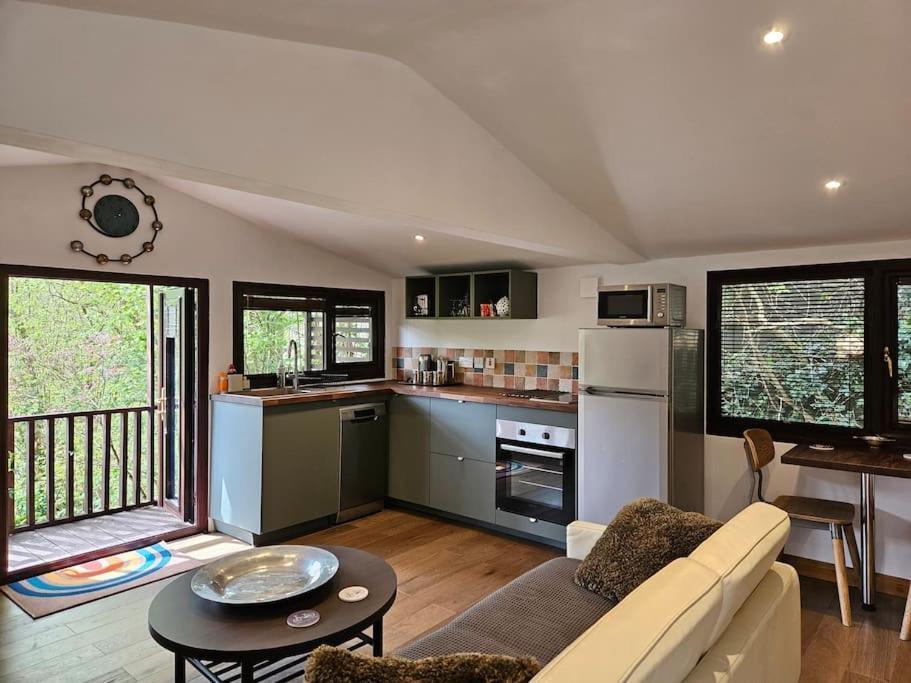 Treetops Lodge, Private Parking & Garden Holiday home *
