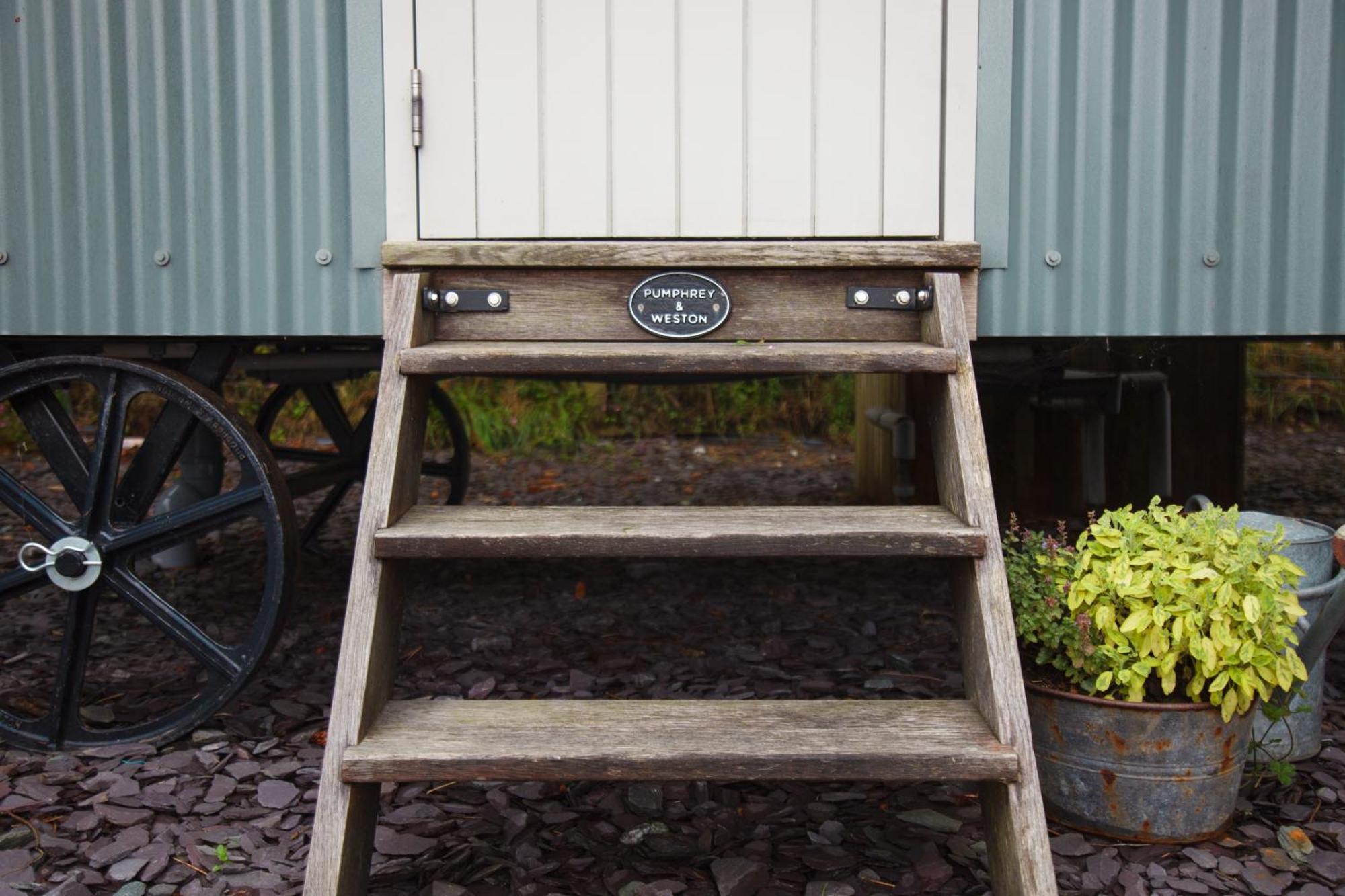 Luxury Shepherd's Hut On Flower Farm With Outdoor Bath In Mid Cornwall * Truro