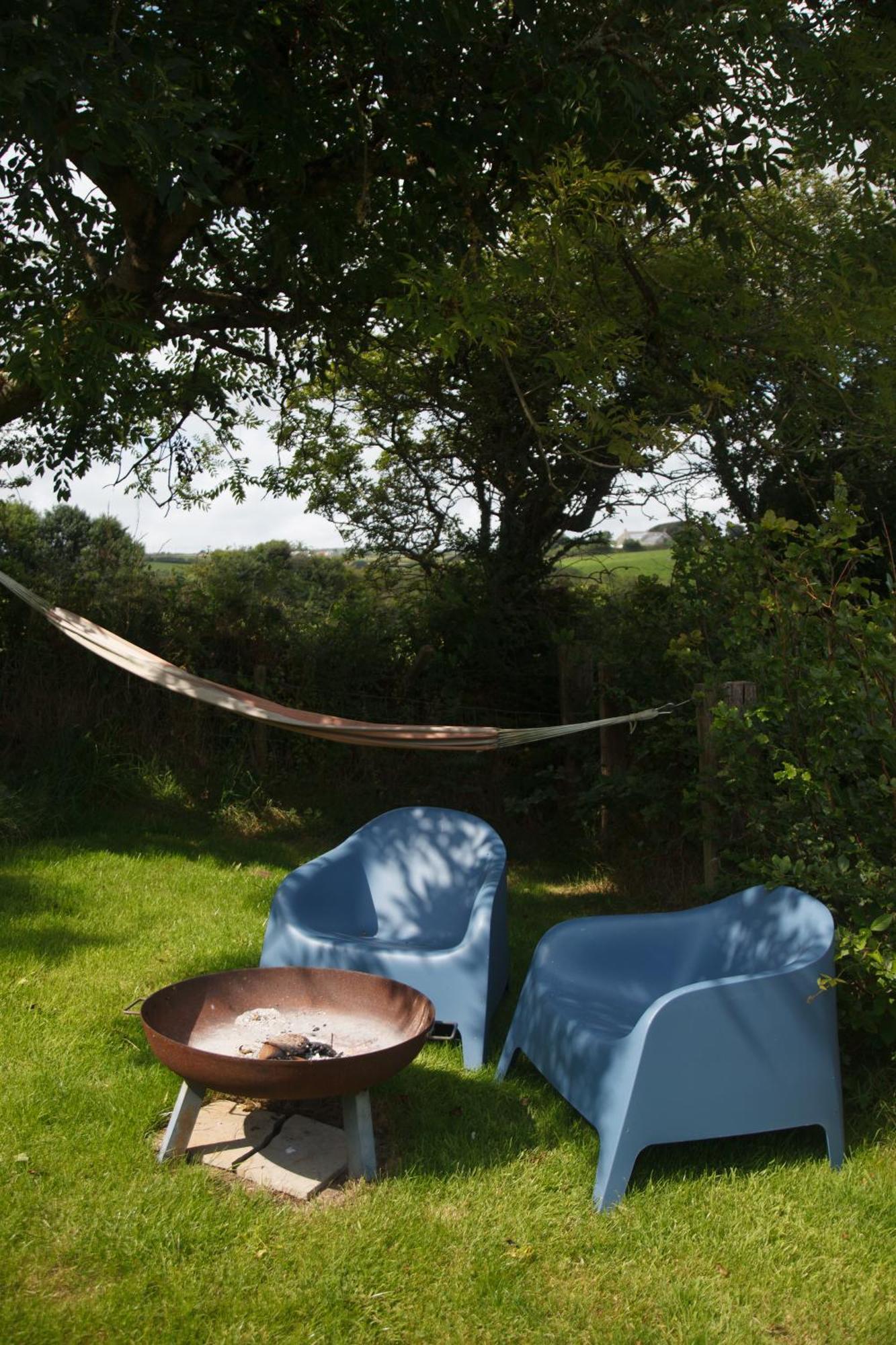 Campsite Luxury Shepherd's Hut On Flower Farm With Outdoor Bath In Mid Cornwall