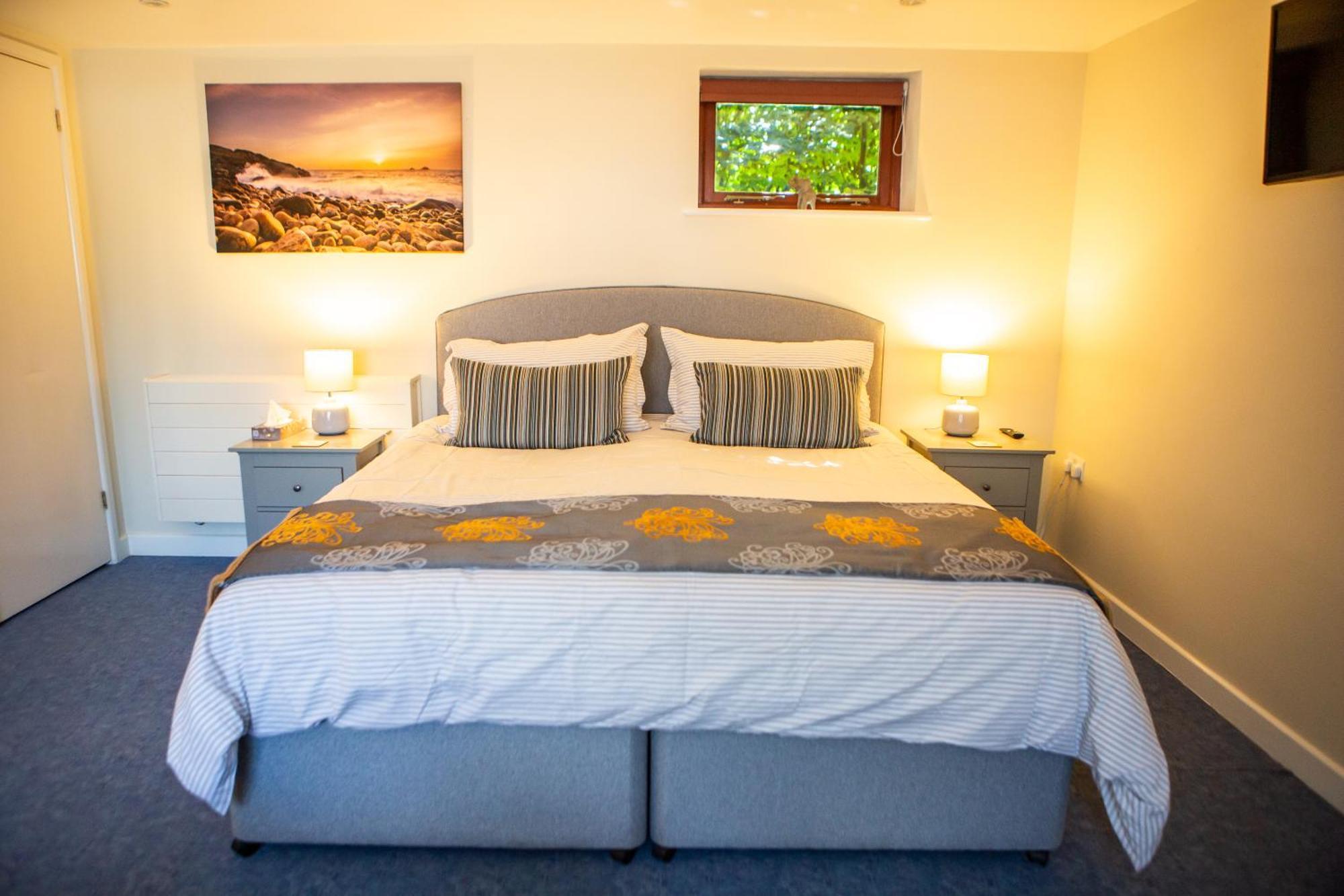 1 Bedroom With Free Parking Apartment *