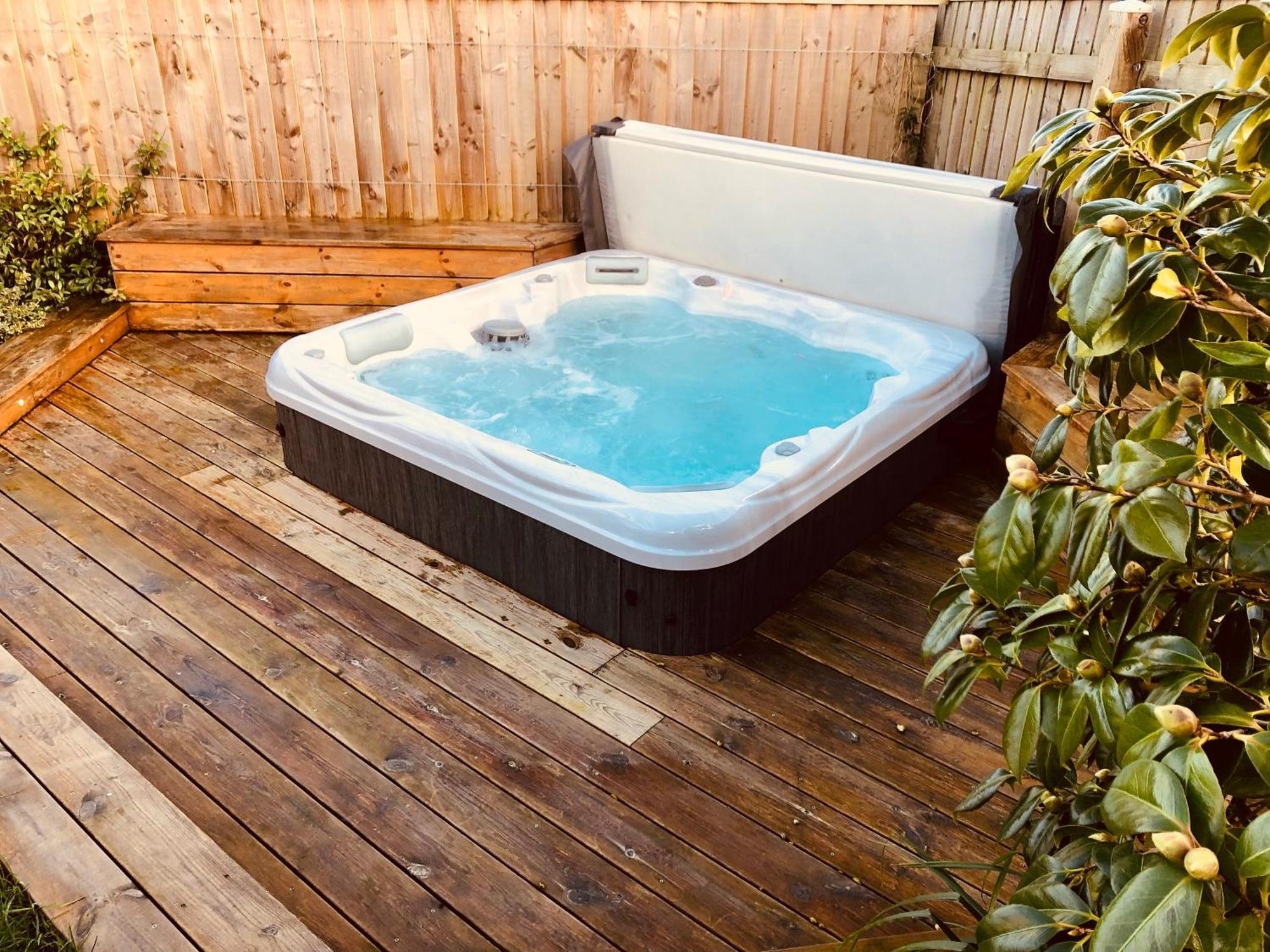 The Cuckoo's Retreat - Luxurious With Private Garden & Jacuzzi
