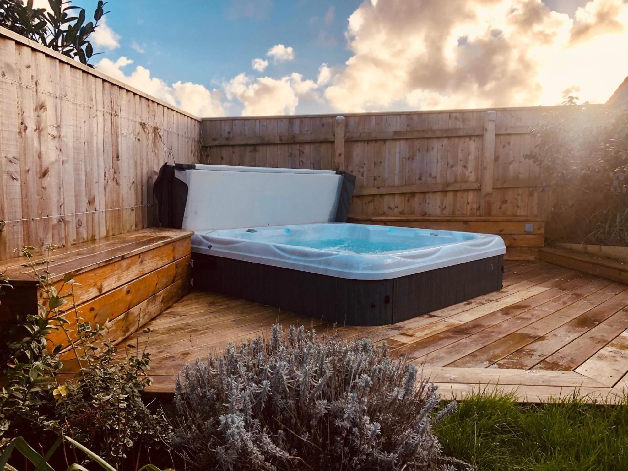 The Cuckoo's Retreat - Luxurious With Private Garden & Jacuzzi *