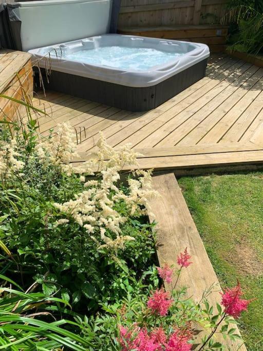 The Cuckoo's Retreat - Luxurious With Private Garden & Jacuzzi