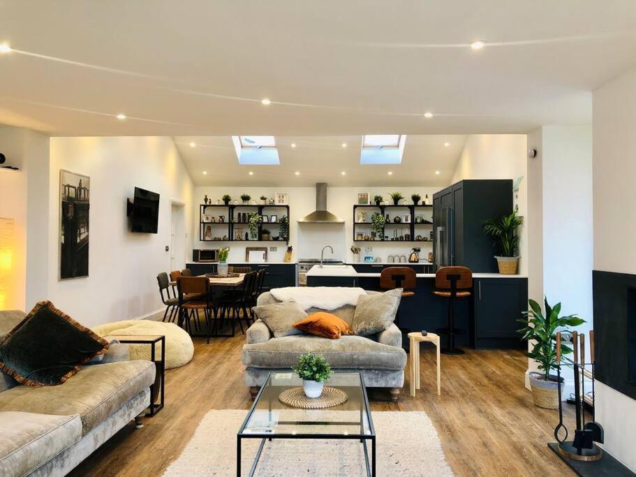The Cuckoo's Retreat - Luxurious With Private Garden & Jacuzzi