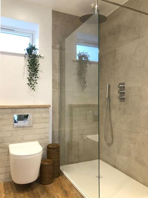 The Cuckoo's Retreat - Luxurious With Private Garden & Jacuzzi *