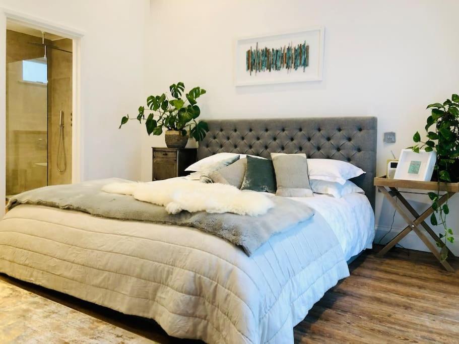 The Cuckoo's Retreat - Luxurious With Private Garden & Jacuzzi Villa *