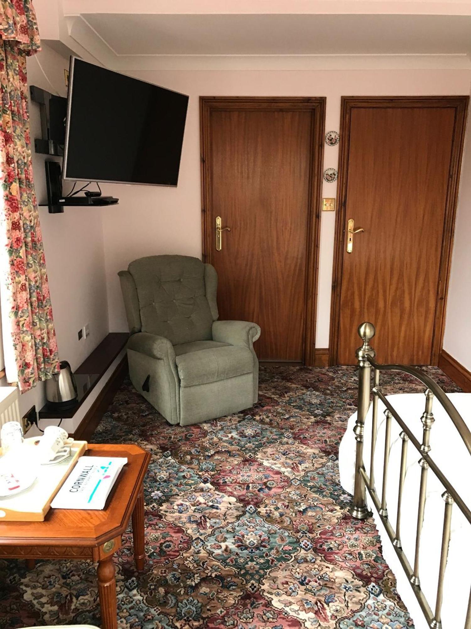 Guest house In Guest - Orchard Manor - King 5 With Patio View Truro