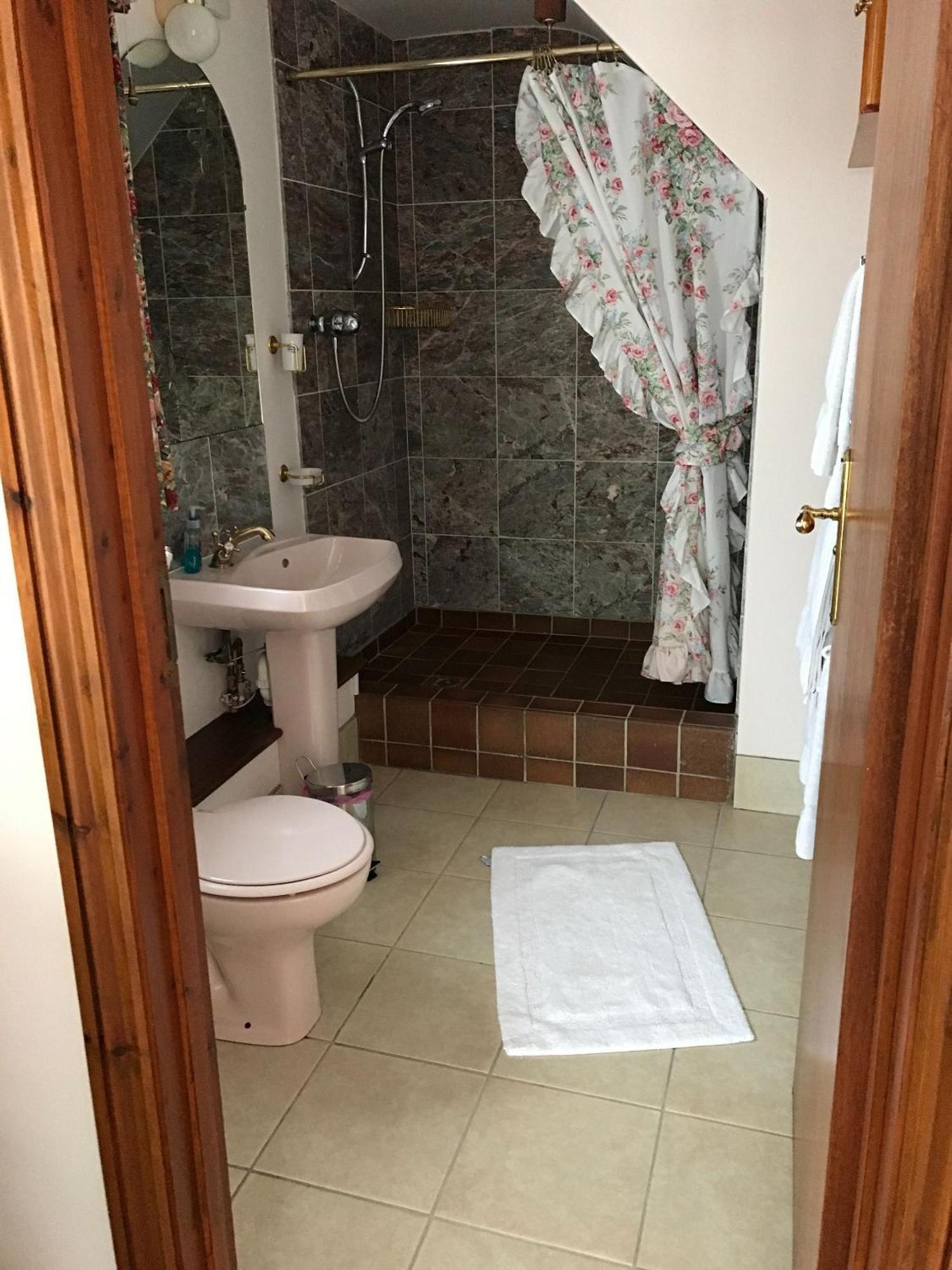 Guest house In Guest - Orchard Manor - King 5 With Patio View Truro