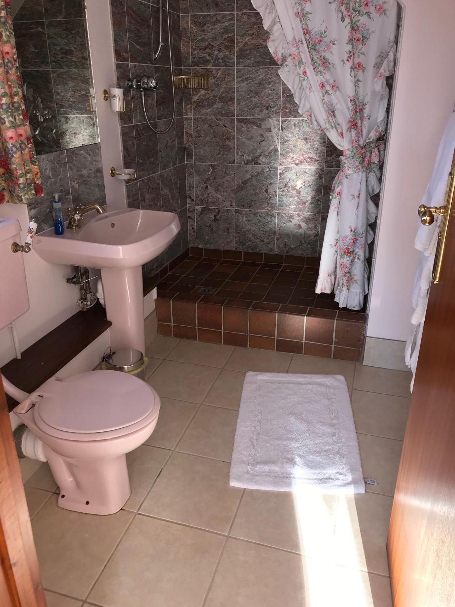 In Guest - Orchard Manor - King 5 With Patio View Guest house *
