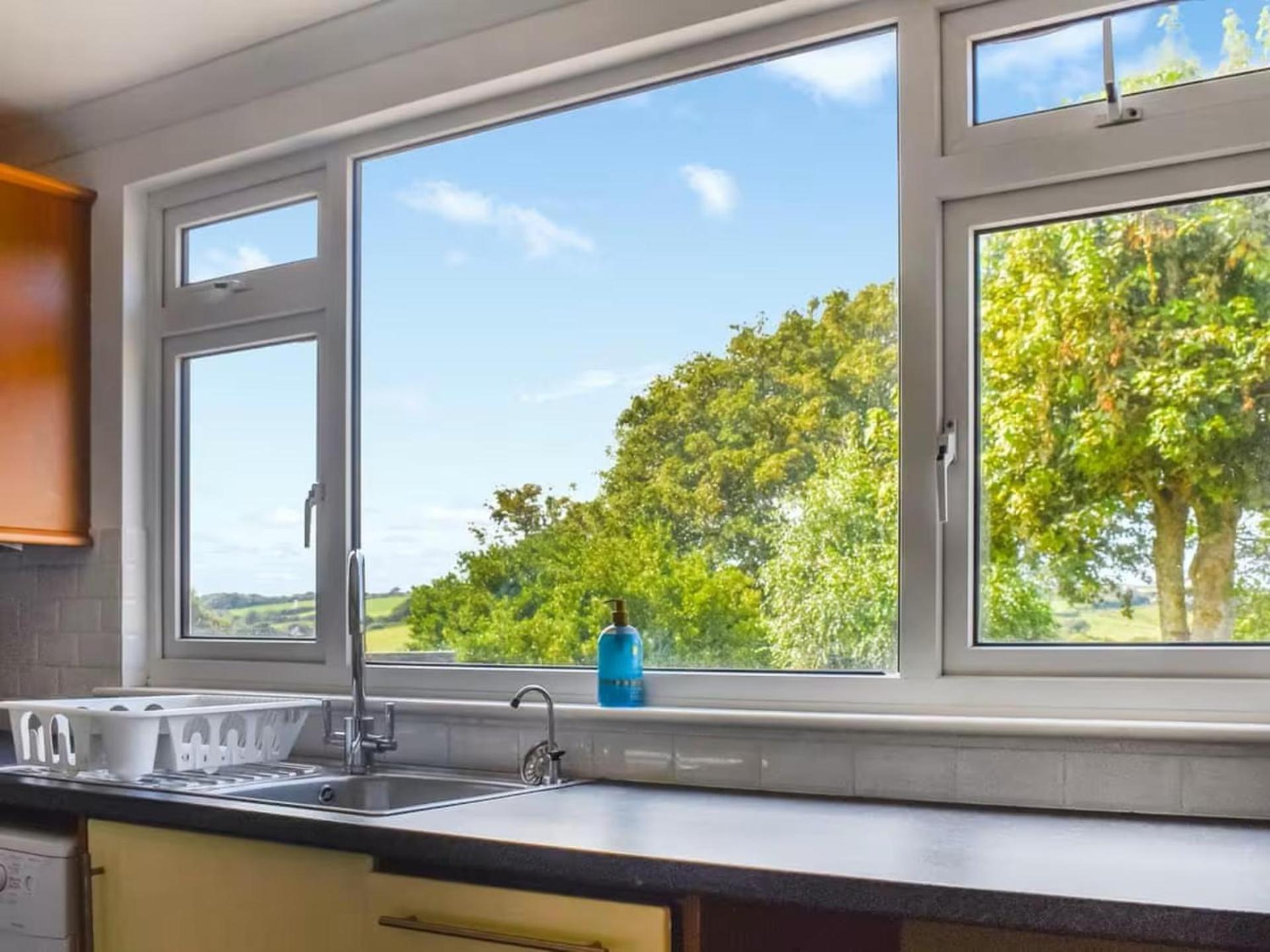 The Hideaway - Spacious 3 Bedroom Apartment *