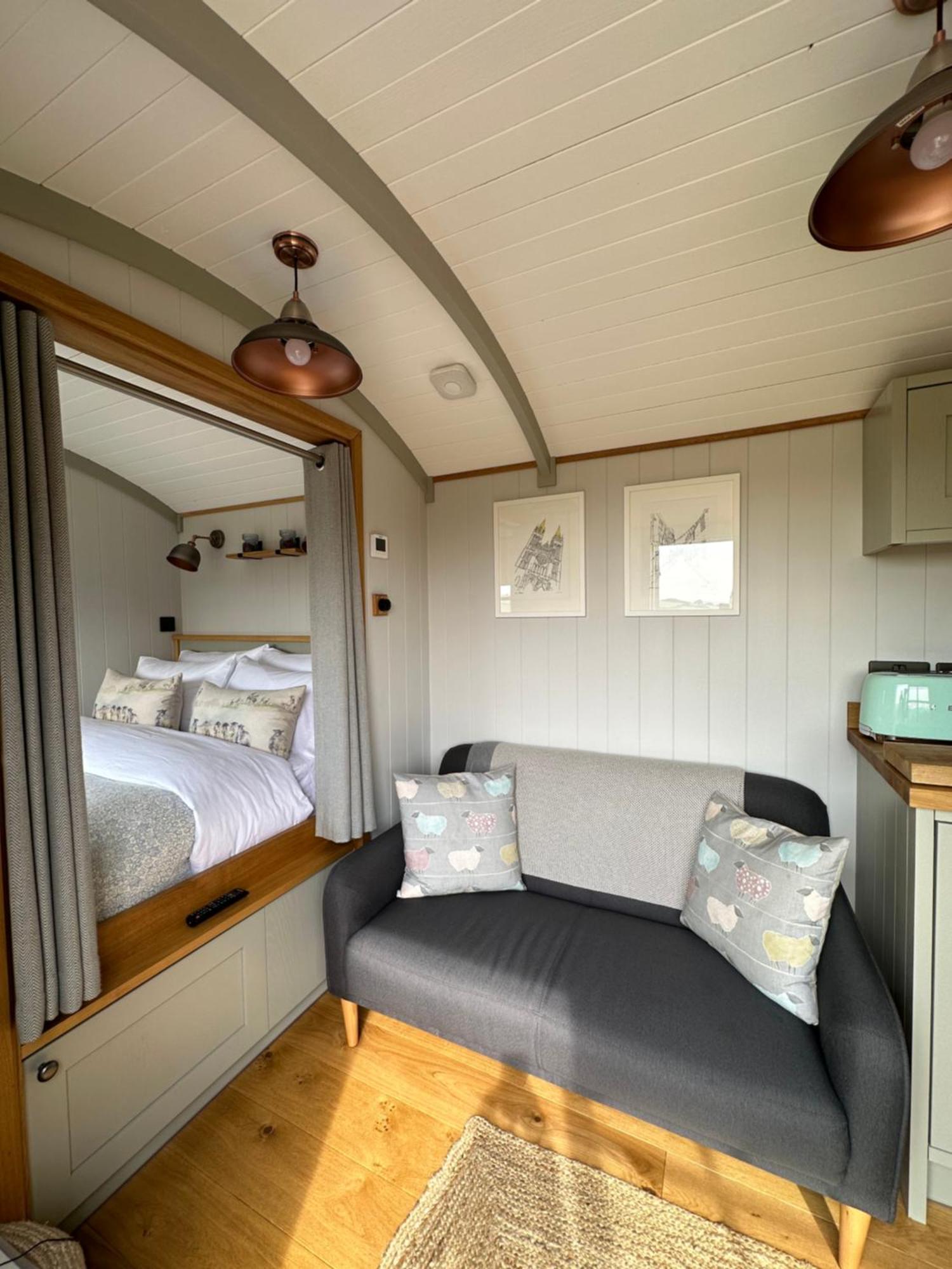 Private And Peaceful In A Luxury Shepherds Hut Near Farm stay