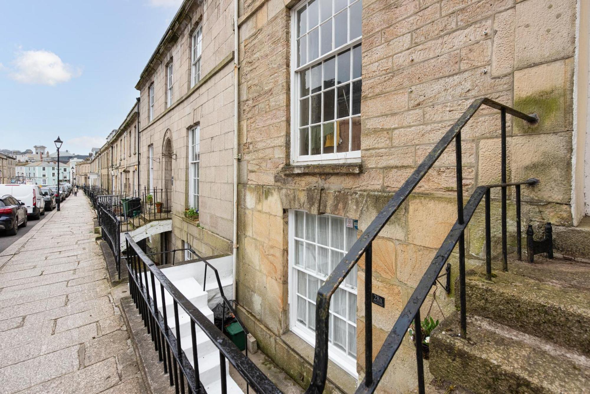 Apartment Centre 1 Bed Georgian Flat With Courtyard