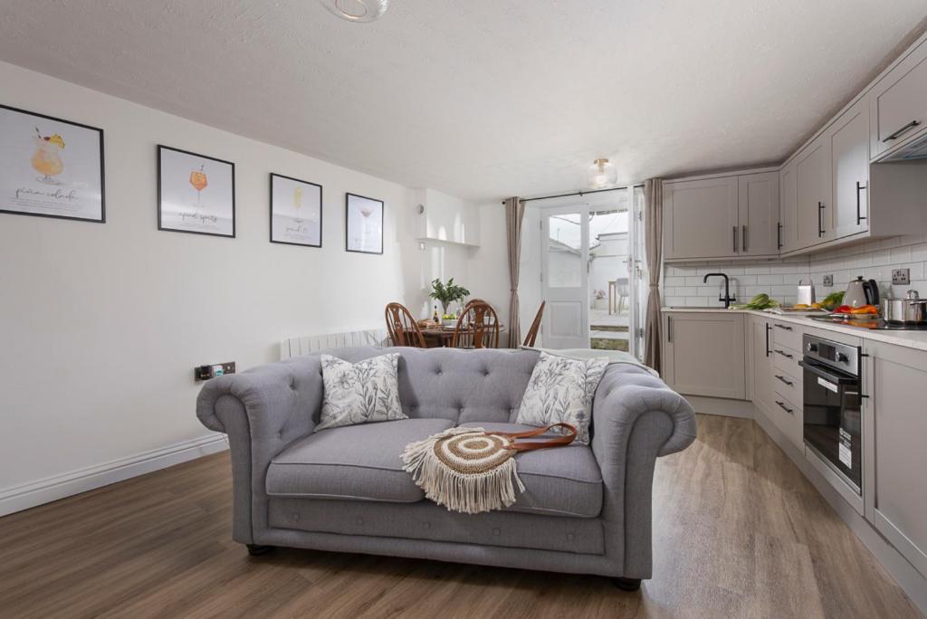 Centre 1 Bed Georgian Flat With Courtyard Apartment *